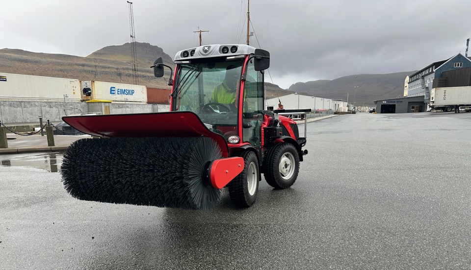 Tvøroyrar kommuna hevur útvegað sær traktor til kavarudding. 
